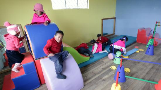 Niños juegan en un aula de una escuela rural, el 21 de septiembre de 2018.