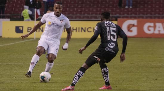 Antonio Valencia maneja el balón en un partido frente a Independiente del Valle, el 22 de febrero de 2020, en el estadio Rodrigo Paz.