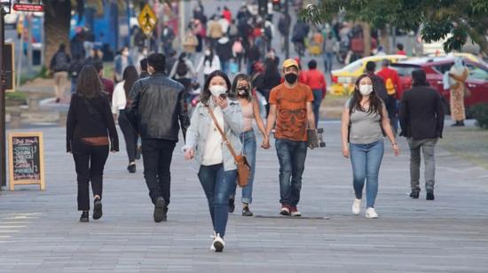 Personas caminan sobre la avenida Naciones Unidas de Quito, el 7 de octubre de 2020.