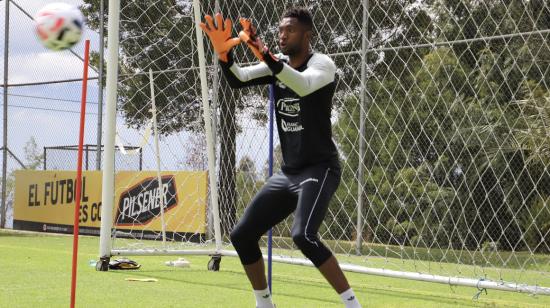 Alexander Domínguez, en un entrenamiento con Ecuador, en Quito, el 4 de octubre de 2020