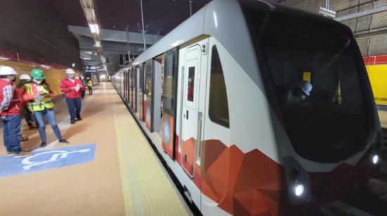 Una de los tres unidades del Metro de Quito, durante las pruebas de movimiento, el 8 de octubre de 2020.