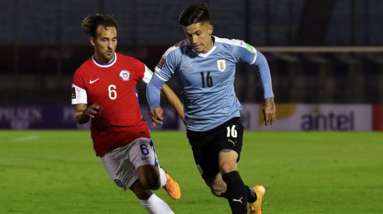 El jugador chileno, Juan Fuenzalida, disputa un balón en el partido ante Uruguay, el jueves 8 de octubre de 2020.