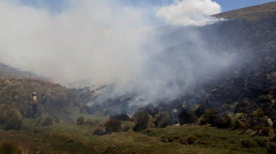 Bomberos y guardapáramos trabajan para controlar el fuego en la zona de amortiguamiento de la reserva Antisana, este 10 de octubre de 2020.