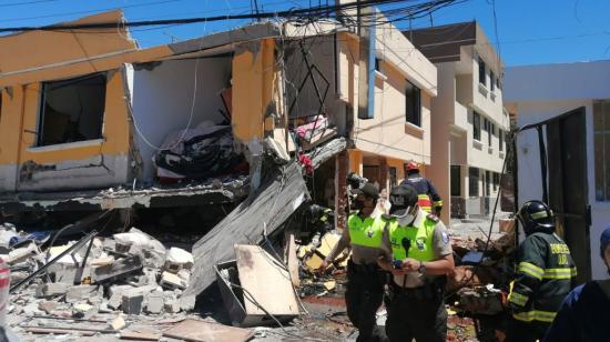 Personal de Bomberos y Policía atienden tras la explosión de un tanque de gas en Cumbayá, el 10 de octubre de 2020.