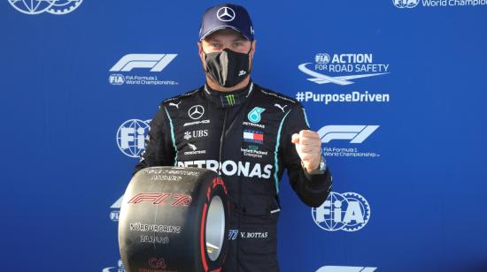 Bottas posa con el premio por alcanzar la 'pole' en el Gran Premio de Eifel, en Alemania, el sábado 10 de octubre de 2020.