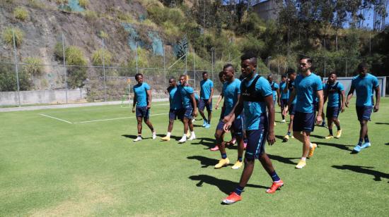 Los futbolistas ecuatorianos durante una práctica este sábado 10 de octubre de 2020, en Quito.