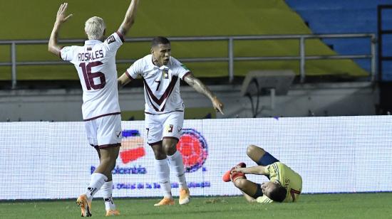 Santiago Arias (abajo) de Colombia cae lesionado en el partido ante Venezuela, el viernes 9 de octubre de 2020.