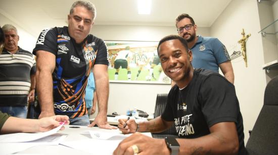 Robinho firmando su contrato con Santos, este sábado 10 de octubre de 2020.