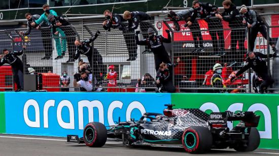 Hamilton festeja desde su auto con su equipo la victoria en Alemania, este domingo 11 de octubre de 2020.