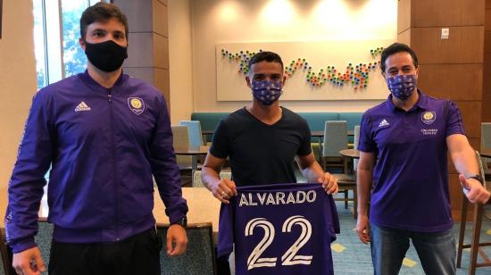 Alexander Alvarado posa con su nueva camisera junto a los dirigentes del Orlando City, el 13 de octubre de 2020.