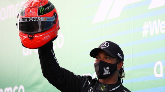 Hamilton festeja su victoria en Alemania con el casco de Michael Schumacher, este domingo 11 de octubre de 2020.