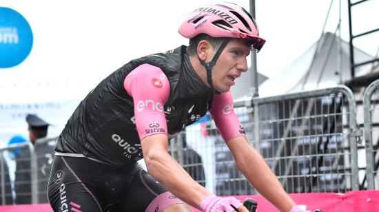 Joao Almeida del equipo Deuceuninck-Quickstep con el maillot rosa de líder general cruza la línea de meta durante la novena etapa de la carrera ciclista Giro de Italia 2020.