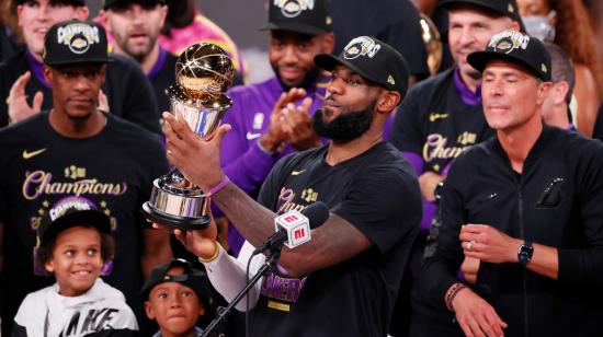 LeBron James sostiene el trofeo de MVP después de derrotar a los Miami Heat y conseguir su título 17 en la NBA.