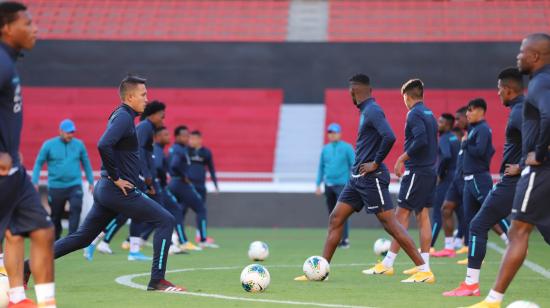 Los convocados por Gustavo Alfaro entrenan en el estadio Rodrigo Paz Delgado antes de enfrentar a Uruguay por Eliminatorias.