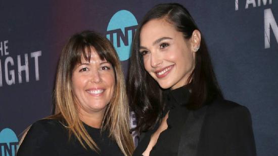 La directora Patty Jenkins y la actriz Gal Gadot, en enero de 2019 en el estreno de la serie "I am the night".