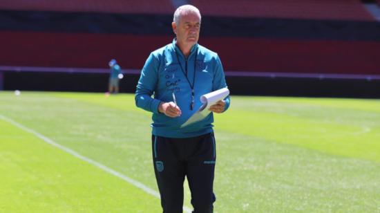 Gustavo Alfaro, durante el entrenamiento de Ecuador en el estadio Rodrigo Paz, el lunes 12 de octubre de 2020.