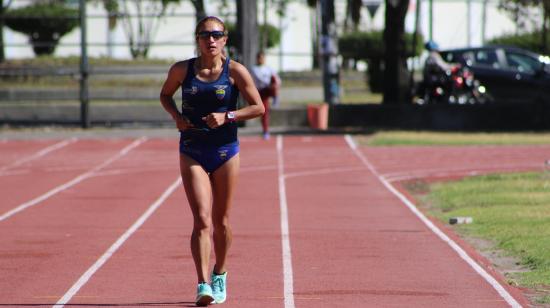 La deportista Rosa Alba Chacha en uno de sus entrenamientos en pista.