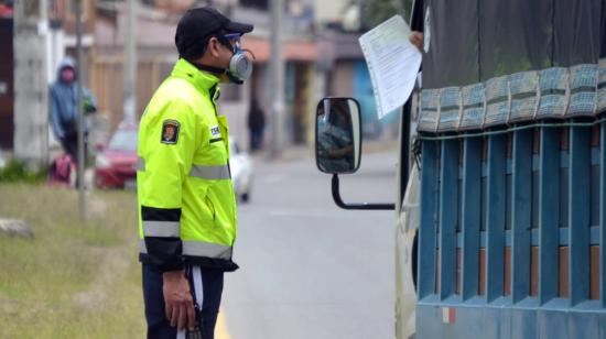 Un camión en un control vehicular en Cuenca, en 2020. 