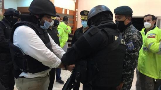 Momento en que la Policía coloca un chaleco antibalas y casco a Jacobo Bucaram, el 25 de septiembre de 2020.