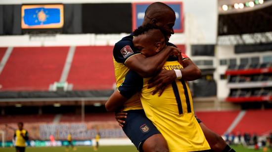 Enner Valencia y Michael Estrada festejan uno de los goles ante Uruguay, el martes 13 de octubre de 2020.