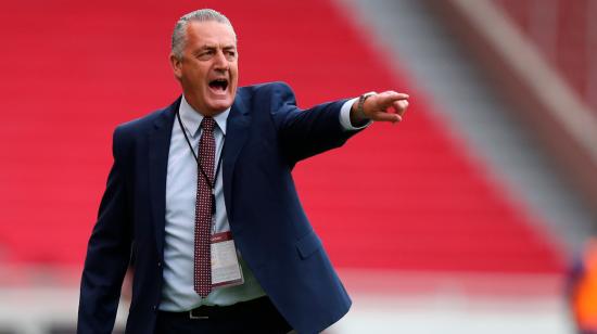 El técnico de Ecuador, Gustavo Alfaro, durante el partido por Eliminatorias frente a Uruguay en el estadio Rodrigo Paz Delgado este martes 13 de octubre de 2020.