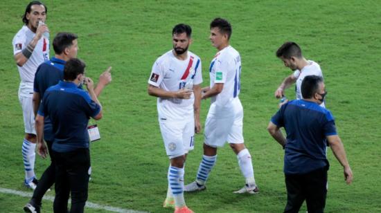 El entrenador Eduardo Berizzo da instrucciones a los jugadores de Paraguay, en el partido ante Venezuela, en Mérida, el miércoles 13 de octubre de 2020.