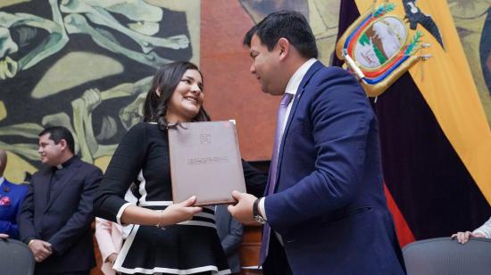 Sofía Almeida (izq.), durante su posesión como consejero suplente del CPCCS, junto al presidente de la Asamblea, César Litardo, el 13 de junio de 2019.