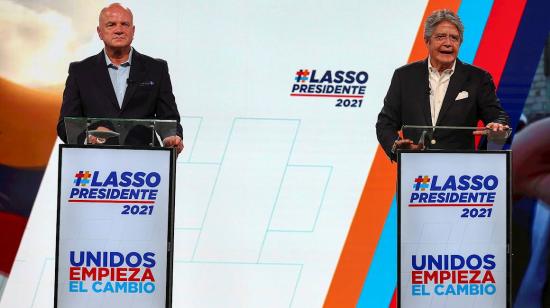 El candidato a la Presidencia, Guillermo Lasso, ofrece una rueda de prensa junto a  Alfredo Borrero, en Quito. 14 de octubre de 2020.