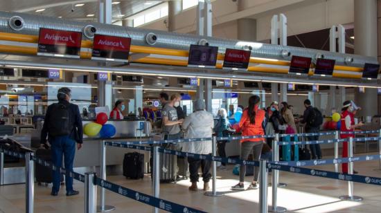 Personas en el Aeropuerto Internacional Mariscal sucre, en Quito, en  octubre de 2020. 