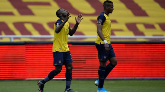 Moisés Caicedo (i) de Ecuador celebra un gol ante Uruguay, por Eliminatorias, el martes 13 de octubre de 2020.