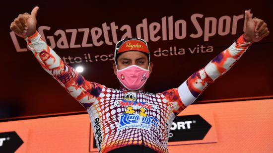 El ciclista ecuatoriano Jonathan Caicedo deL EF Pro Cycling celebra en el podio, la victoria de la tercera etapa del Giro de Italia 2020.