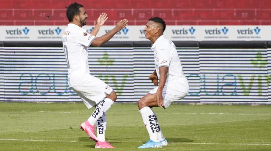 Junior Sornoza (i) y José Quinteros (d), de Liga de Quito, celebran uno de los goles ante Deportivo Cuenca, el martes 13 de octubre de 2020, en Quito.