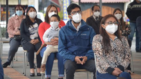 Personas en la Plaza del Portal Artesanal de Cuenca, el 12 de octubre de 2020.