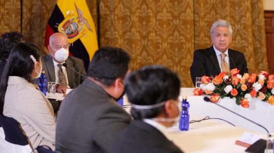 El presidente de la República, Lenín Moreno (derecha) y el ministro de Finanzas, Mauricio Pozo (izquierda), se reunieron con los proveedores del Estado en el Palacio de Carondelet, el 13 de octubre de 2020.