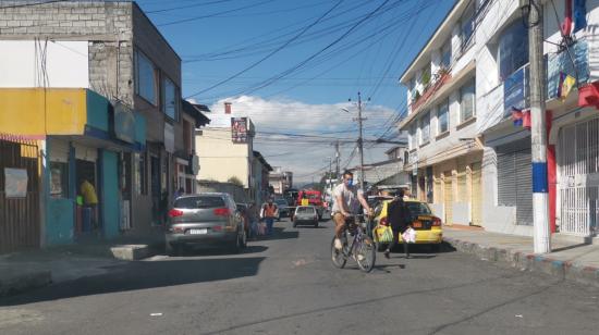 Personas en las calles de Conocoto el 30 de abril de 2020.