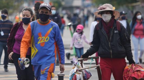 Personas caminan por el hipercentro de Quito, el 7 de octubre de 2020.