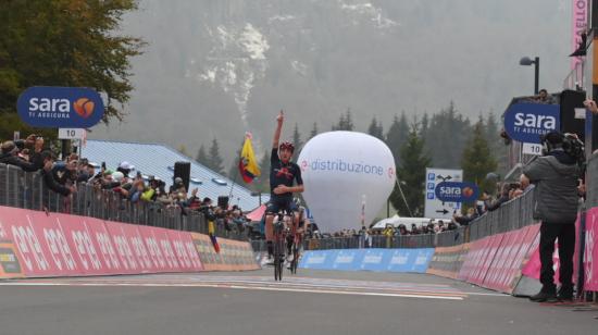 Tao Geoghegan Hart celebra su triunfo en la Etapa 15 del Giro de Italia, el 18 de octubre de 2020.