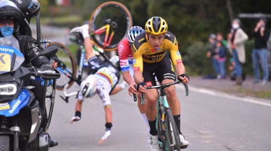 El momento preciso de la caída de Julian Alaphilippe en el Tour de Flandes, el domingo 18 de octubre de 2020.