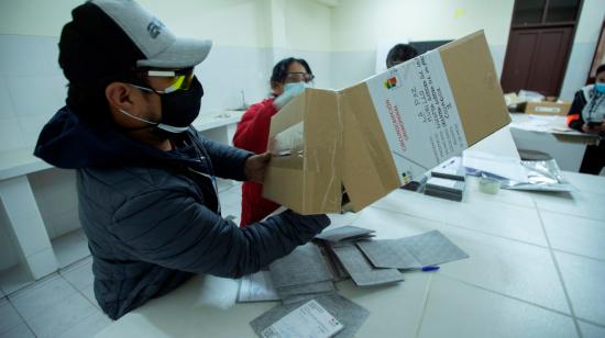 Delegados cierran urnas y comienzan el conteo de votos, en Bolivia, el 18 de octubre de 2020.