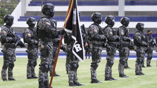 Personal de la Policía Nacional en un evento en la Escuela Superior de Quito, el 30 de septiembre de 2020.