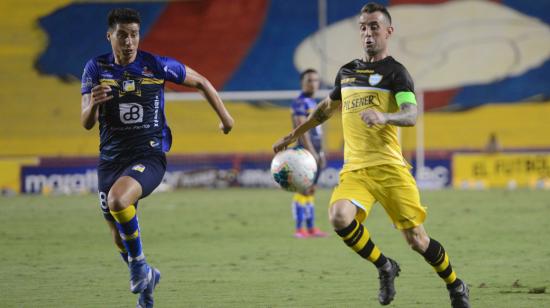 Damián Díaz, de Barcelona, maneja la pelota en un partido ante Delfín, en Guayaquil, el 17 de octubre de 2020.