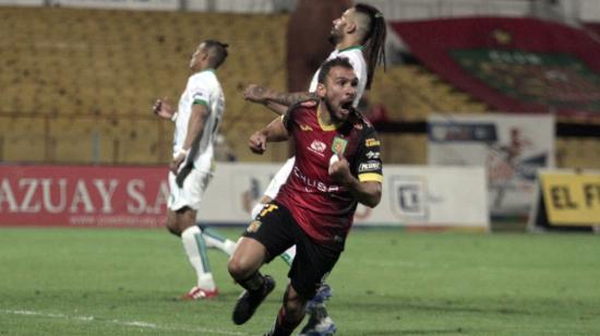 Lucas Mancinelli, del Deportivo Cuenca, celebra uno de sus dos goles anotados este lunes 19 de octubre, frente a Liga de Portoviejo.