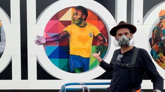 Imagen de Eduardo Kobra con su mural de Pelé, en la ciudad de Santos, Brasil, el 18 de octubre de 2020.