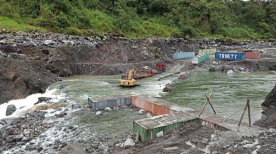 Una vista panorámica de los contenedores ubicados en el lecho del río Coca, el 19 de octubre de 2020.