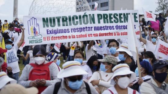 Cientos de trabajadores de la salud protestan la tarde del 20 de octubre de 2020, en el parque El Arbolito, en Quito.