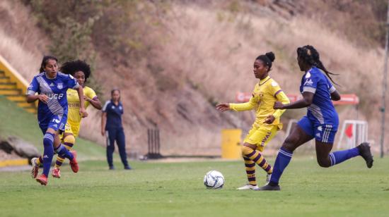 Las jugadoras de Barcelona y Emelec enfrentándose en el primer clásico del Astillero del 2020 en la Superliga femenina.