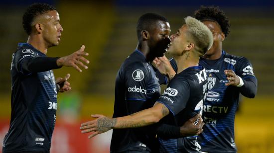 Cristian Ortiz y sus compañeros de Independiente del Valle celebran el 1-0 frente a Barcelona, este miércoles 21 de octubre en el Atahualpa.