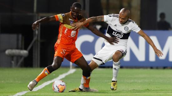 El jugador Sergio Otálvaro (d) de Olimpia disputa un balón con Janner Corozo (i) de Delfín, el martes 20 de octubre, por Copa Libertadores.