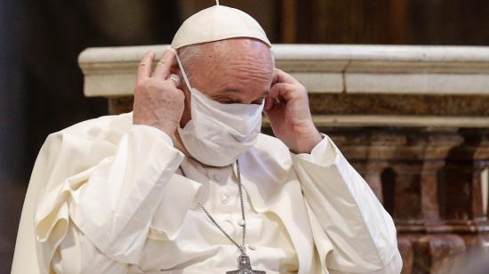 El papa Francisco se coloca una mascarilla durante un acto de oración enmarcado dentro de un encuentro organizado por la Comunidad Sant'Egidio bajo el lema "Nadie se salva por sí solo", el 20 de octubre de 2020, en la Basílica de Santa María en Aracoeli, en Roma, Italia.