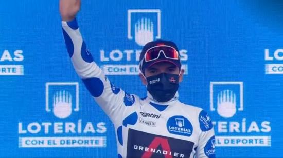 Richard Carapaz con la camiseta de lunares azules, como nuevo rey de la montaña, después de la segunda etapa de la Vuelta a España, el miércoles 21 de octubre de 2020.